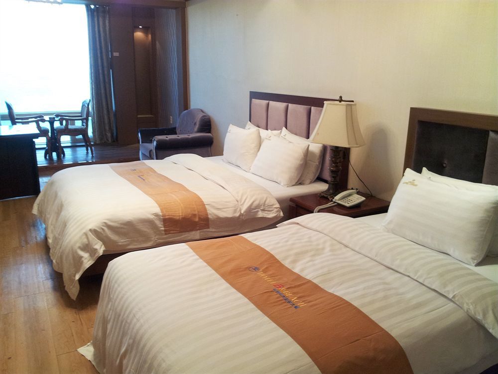 B&Beach Tourist Hotel Yeosu Bagian luar foto