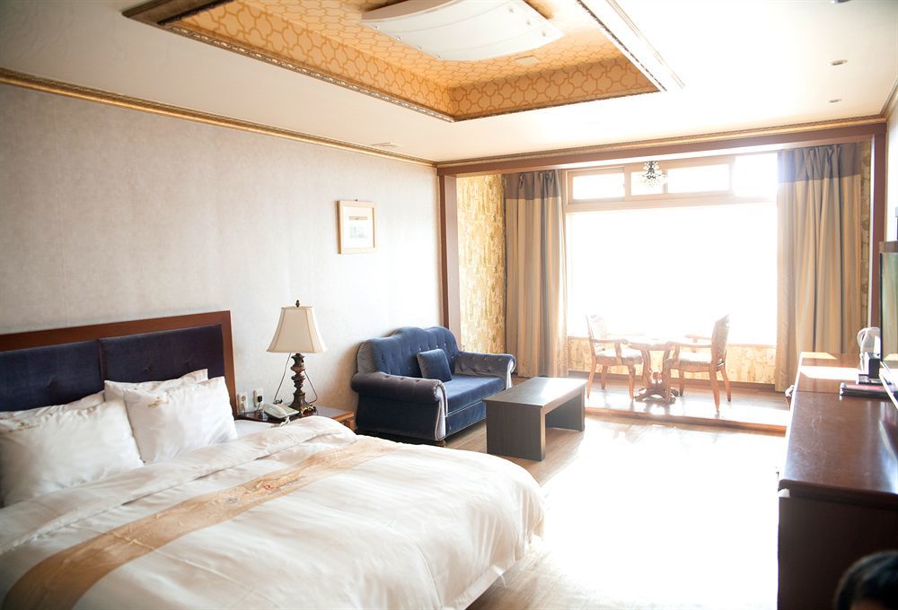 B&Beach Tourist Hotel Yeosu Bagian luar foto