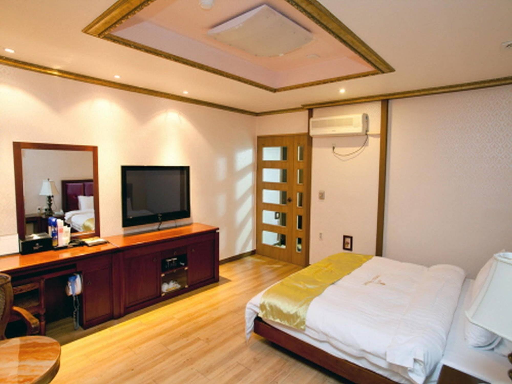 B&Beach Tourist Hotel Yeosu Bagian luar foto