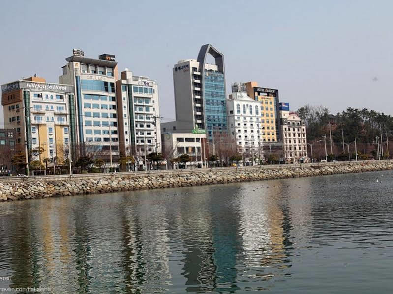 B&Beach Tourist Hotel Yeosu Bagian luar foto